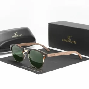 Lunette de soleil Oliver Peoples posée de face, monture raffinée et verres teintés, style élégant pour un look premium.