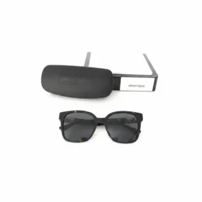 Lunette de soleil Pierre Cardin noire à verres foncés posée sur fond blanc, avec étui Pierre Cardin et boîte EPOPTIQUE.