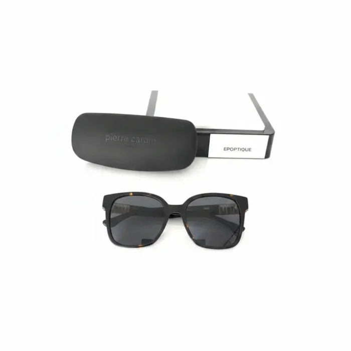 Lunette de soleil Pierre Cardin noire avec étui Lunette de soleil Pierre Cardin noire à verres foncés posée sur fond blanc, avec étui Pierre Cardin et boîte EPOPTIQUE.