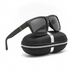 Lunette de soleil Polaroid homme avec verres polarisés et monture moderne, portée en extérieur par temps ensoleillé.