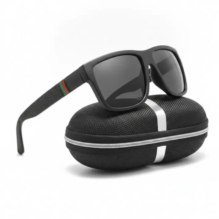 Lunette de soleil Polaroid homme polarisée Lunette de soleil Polaroid homme avec verres polarisés et monture moderne, portée en extérieur par temps ensoleillé.