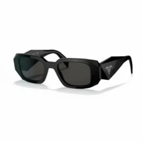 Lunette de soleil Prada noire à monture plastique angulaire, branches épaisses sculptées et verres foncés, style rectangulaire.