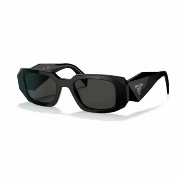 Lunette de soleil Prada noire géométrique Lunette de soleil Prada noire à monture plastique angulaire, branches épaisses sculptées et verres foncés, style rectangulaire.