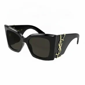 Lunette de soleil Saint Laurent femme noire, monture carrée oversize avec verres foncés et logo doré sur les branches.