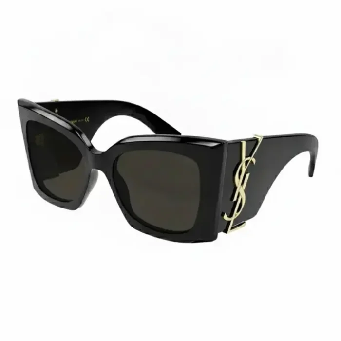 Lunette de soleil Saint Laurent femme noire, monture carrée oversize avec verres foncés et logo doré sur les branches.