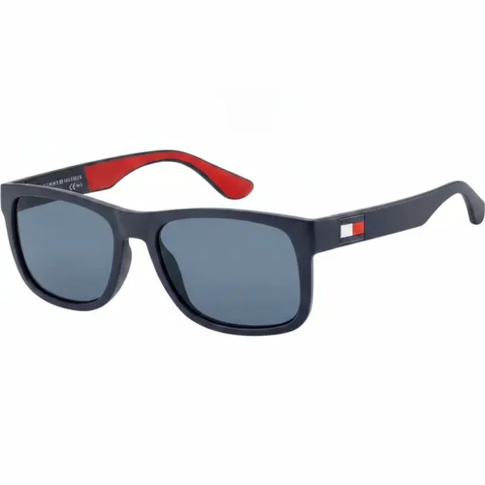 Lunette de soleil Tommy Hilfiger noire rectangulaire Lunette de soleil Tommy Hilfiger noire à monture épaisse, verres bleu foncé, intérieur des branches rouge et logo tricolore.