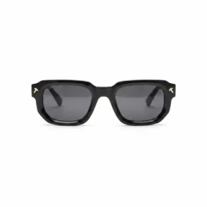 Personne portant une Lunette de soleil anti UV rectangulaire, monture épaisse et détail doré près de la charnière.