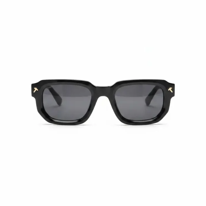 Personne portant une Lunette de soleil anti UV rectangulaire, monture épaisse et détail doré près de la charnière.