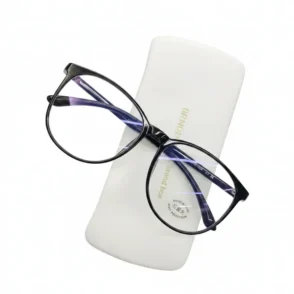 Lunette de soleil anti lumiere bleue à monture noire arrondie, verres clairs avec reflet violet, avec étui blanc.