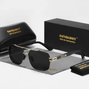 Lunette de soleil carré homme noire avec verres teintés sombres, accents dorés, présentée avec boîte et étui rigide.