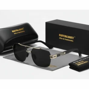 Lunette de soleil carre avec verres noirs opaques, monture métal doré et branches noires rectilignes.