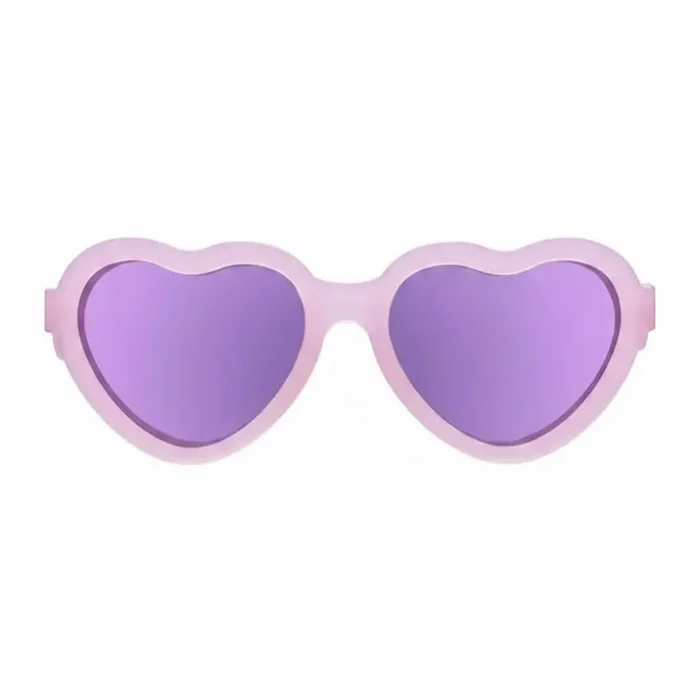 Lunette de soleil coeur à monture rose pâle avec verres teintés violet, vue de face avec branches visibles sur les côtés.