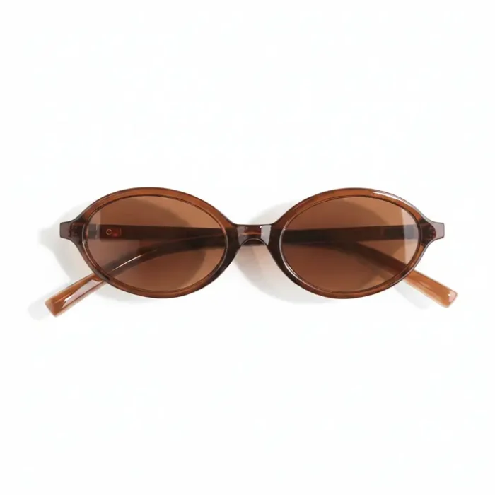 Lunette de soleil femme H&M ovale marron Lunette de soleil femme H&M avec verres marron, monture ovale marron foncé en plastique et branches fines courbées.