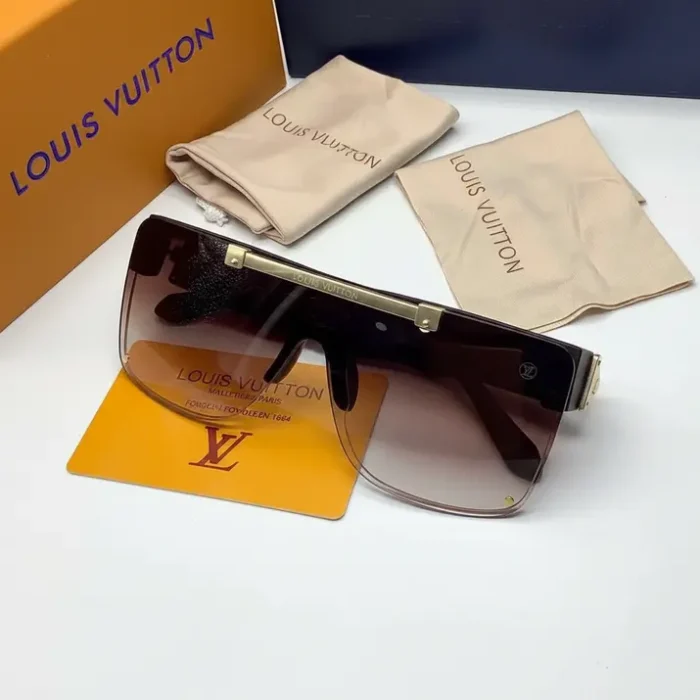 Lunette de soleil femme Louis Vuitton à monoverre fumé dégradé, barre dorée, avec étuis crème, boîte orange et carte.
