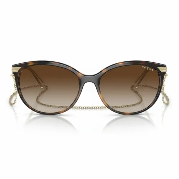 Lunette de soleil femme Vogue en écaille marron, forme œil de chat arrondie, verres dégradés et chaînes dorées aux branches.