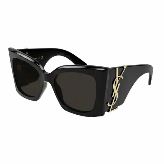 Lunette de soleil femme Yves Saint Laurent à monture épaisse noire, verres rectangulaires teintés foncés et détail doré.