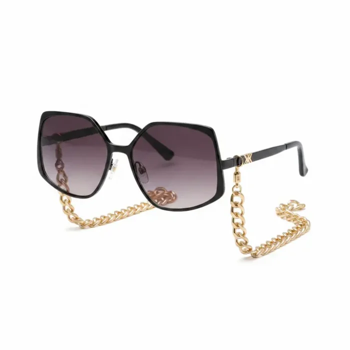 Lunette de soleil femme pas cher à monture carrée avec grands verres teintés, portée avec une chaîne dorée épaisse autour du cou.