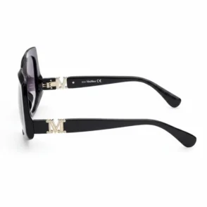 Lunette de soleil femme prix maroc, monture noire rectangulaire épaisse avec détail M doré sur les branches et verres teintés.
