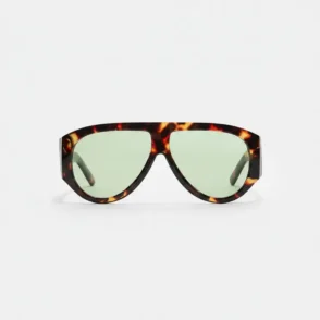 Lunette de soleil femme retro à monture épaisse écaille de tortue et verres ovales verts légèrement teintés.