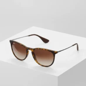 Lunette de soleil femme solde avec monture écaille de tortue, branches fines sombres et verres dégradés plus foncés en haut.