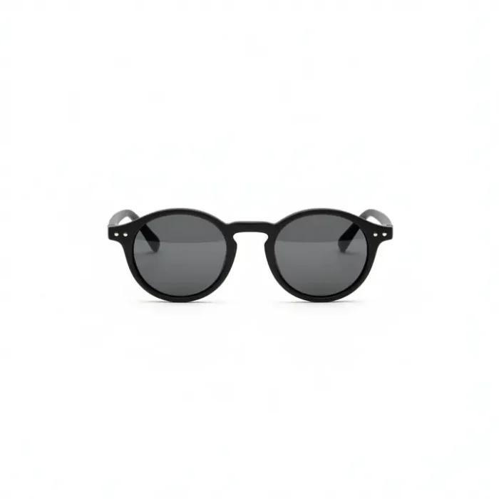 Enfant portant une lunette de soleil fille à monture ronde noire avec verres foncés, ajustée au visage.