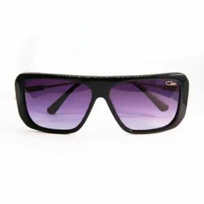 Lunette de soleil homme Cazal avec monture noire épaisse, verres dégradés violets et logo visible sur le verre droit.