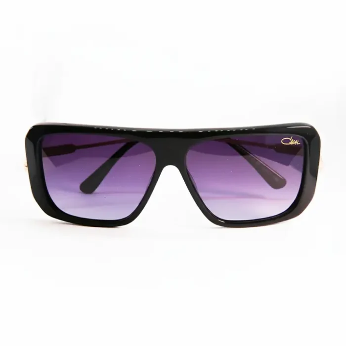 Lunette de soleil homme Cazal monture noire Lunette de soleil homme Cazal avec monture noire épaisse, verres dégradés violets et logo visible sur le verre droit.