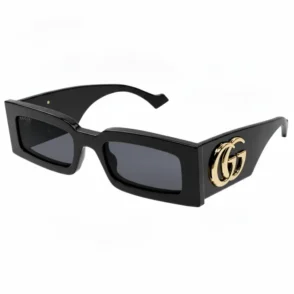 Lunette de soleil homme Gucci noire à monture rectangulaire épaisse, verres teintés foncés et logo GG doré sur la branche.