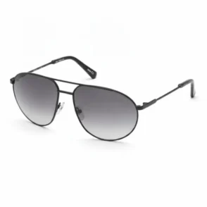 Lunette de soleil homme Guess style aviateur, monture métal noire et verres dégradés du noir au clair.