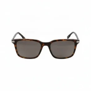 Lunette de soleil homme Lacoste à monture plastique écaille foncée, verres teintés sombres, forme rectangulaire avec détails métal argenté.