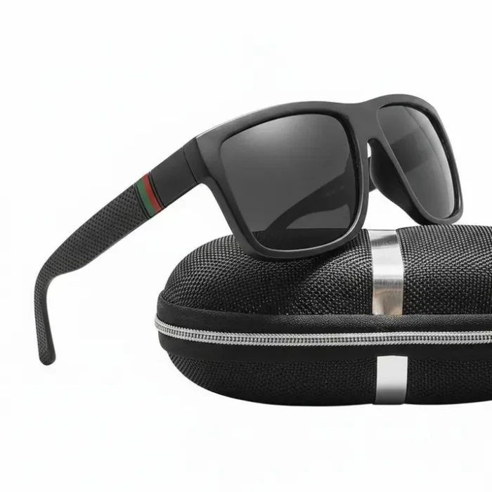 Lunette de soleil homme Polaroid polarisée Lunette de soleil homme Polaroid avec verres polarisés et monture moderne, vue de face sur fond clair.