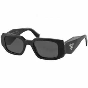 Lunette de soleil homme Prada rectangulaire noire, monture épaisse et verres sombres avec logo Prada sur les branches.