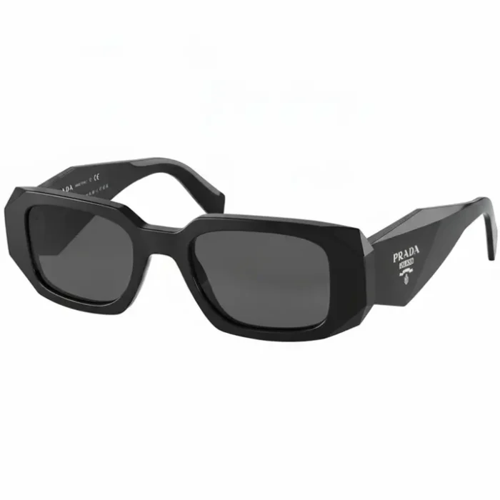 Lunette de soleil homme Prada rectangulaire noire Lunette de soleil homme Prada rectangulaire noire, monture épaisse et verres sombres avec logo Prada sur les branches.