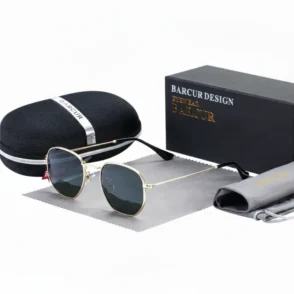 Lunette de soleil homme Rabat à monture métal doré, verres foncés hexagonaux, avec étui noir zippé et boîte Barcur Design.