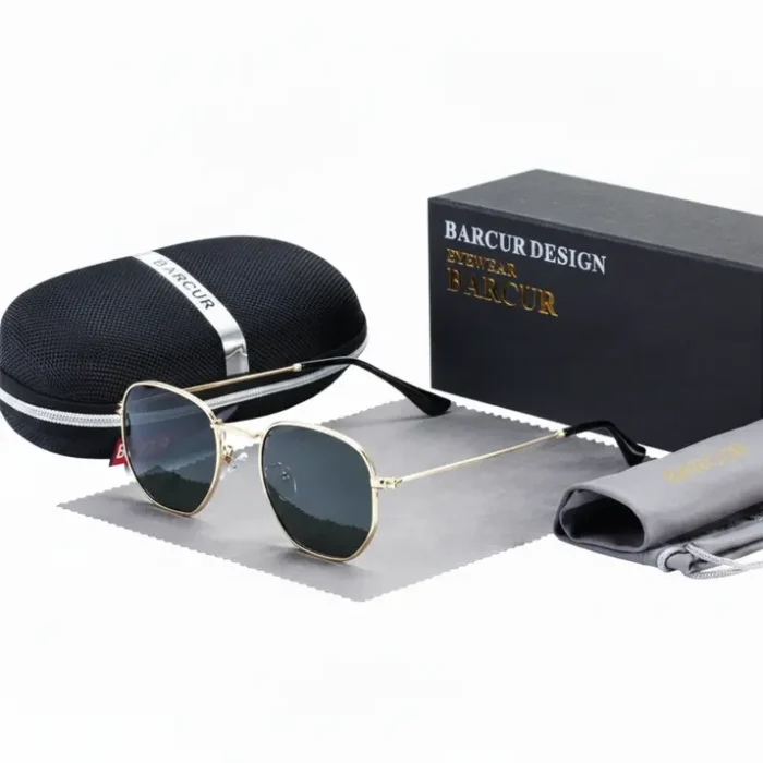 Lunette de soleil homme Rabat hexagonale dorée Lunette de soleil homme Rabat à monture métal doré, verres foncés hexagonaux, avec étui noir zippé et boîte Barcur Design.
