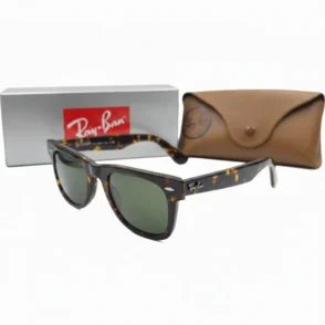 Lunette de soleil homme Ray Ban pas cher style Wayfarer, monture écaille brillante et verres verts, avec étui cuir.