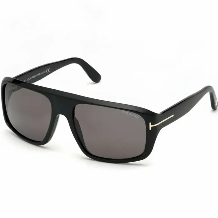 Lunette de soleil homme Tom Ford noire rectangulaire Lunette de soleil homme Tom Ford noire, monture épaisse rectangulaire, verres teintés foncés et détail métal doré sur les branches.
