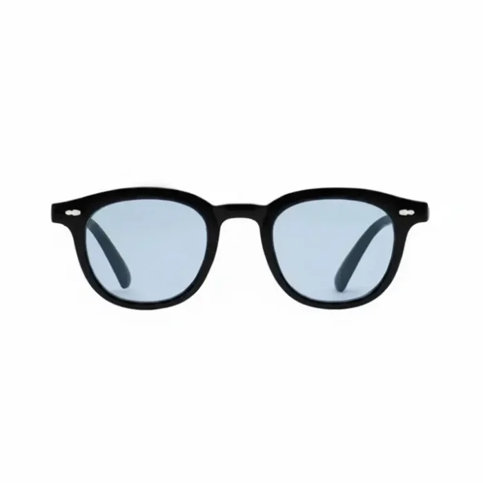 Lunette de soleil homme bleu monture noire Lunette de soleil homme bleu avec verres bleus teintés et monture noire arrondie, branches robustes pour un bon maintien.