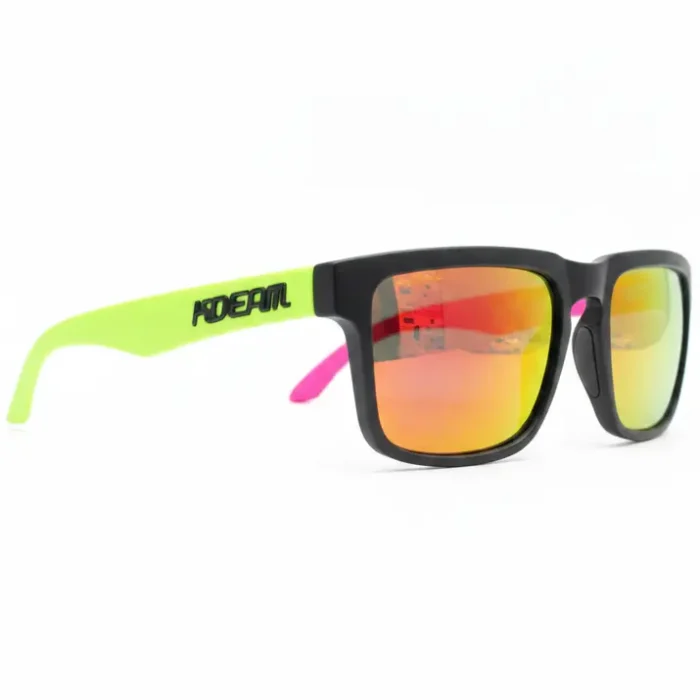 Lunette de soleil homme miroir sportive noir Lunette de soleil homme miroir noire, verres larges effet miroir orangé, branches sportives jaunes et roses.