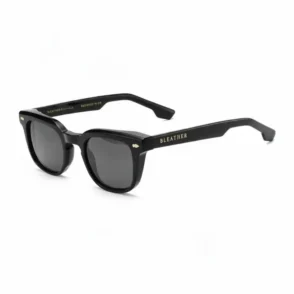 Lunette de soleil homme mode noire à monture épaisse rectangulaire, verres teintés foncés et branches avec inscription dorée.