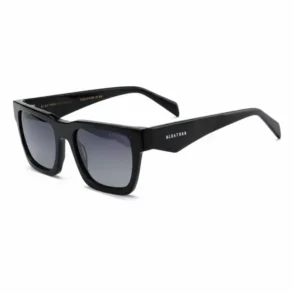 Lunette de soleil homme noir à monture rectangulaire épaisse, verres légèrement teintés et branches larges avec inscriptions.