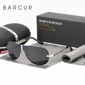Lunette de soleil homme pas cher en métal argenté, verres foncés, étui rigide noir zippé et chiffon gris.
