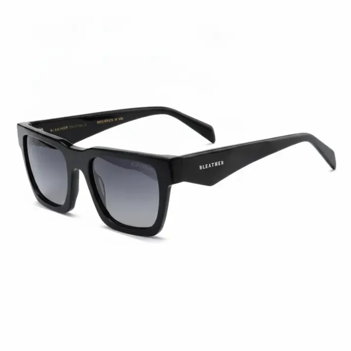 Lunette de soleil homme prix maroc noire rectangulaire Lunette de soleil homme prix maroc avec monture noire épaisse rectangulaire et verres sombres dégradés, style moderne.