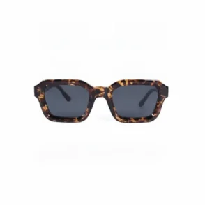 Lunette de soleil marque au design élégant, avec monture moderne et verres teintés pour une protection solaire au quotidien.