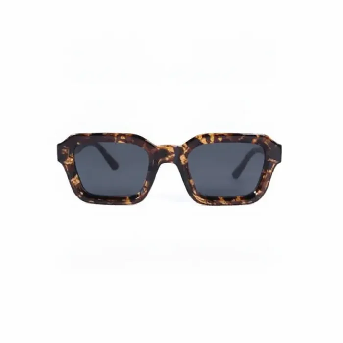 Lunette de soleil marque élégante et tendance Lunette de soleil marque au design élégant, avec monture moderne et verres teintés pour une protection solaire au quotidien.