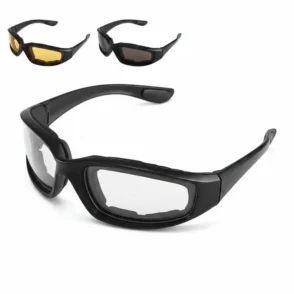 Trois paires de Lunette de soleil moto noires, monture épaisse, branches robustes et verres teintés avec différentes teintes.