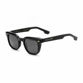 Lunette de soleil noir homme avec verres sombres, monture épaisse noire mate et branches larges au style moderne.