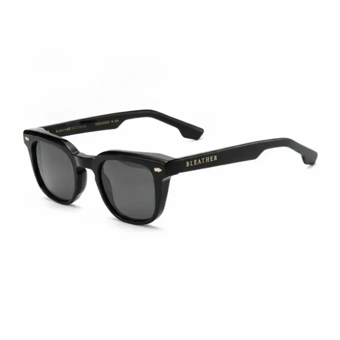 Lunette de soleil noir homme monture épaisse mate Lunette de soleil noir homme avec verres sombres, monture épaisse noire mate et branches larges au style moderne.
