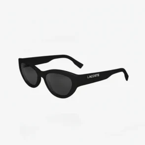Lunette de soleil oeil de chat noire, monture épaisse avec coins relevés et verres teintés noirs, style rétro élégant.