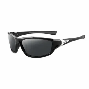 Lunette de soleil polarized noire à verres sombres, forme rectangulaire sport, branches incurvées avec embouts texturés.